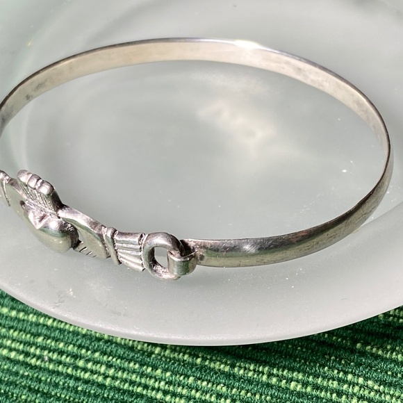 Vintage Sterling Silver Claddagh Hinged Bracelet from Ireland; New Condition - Picture 5 of 16